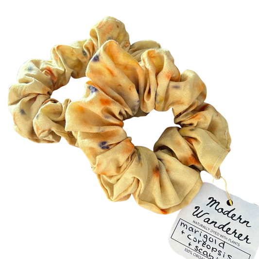 Naturally dyed organic cotton scrunchie.
Eco printed with homegrown flowers.